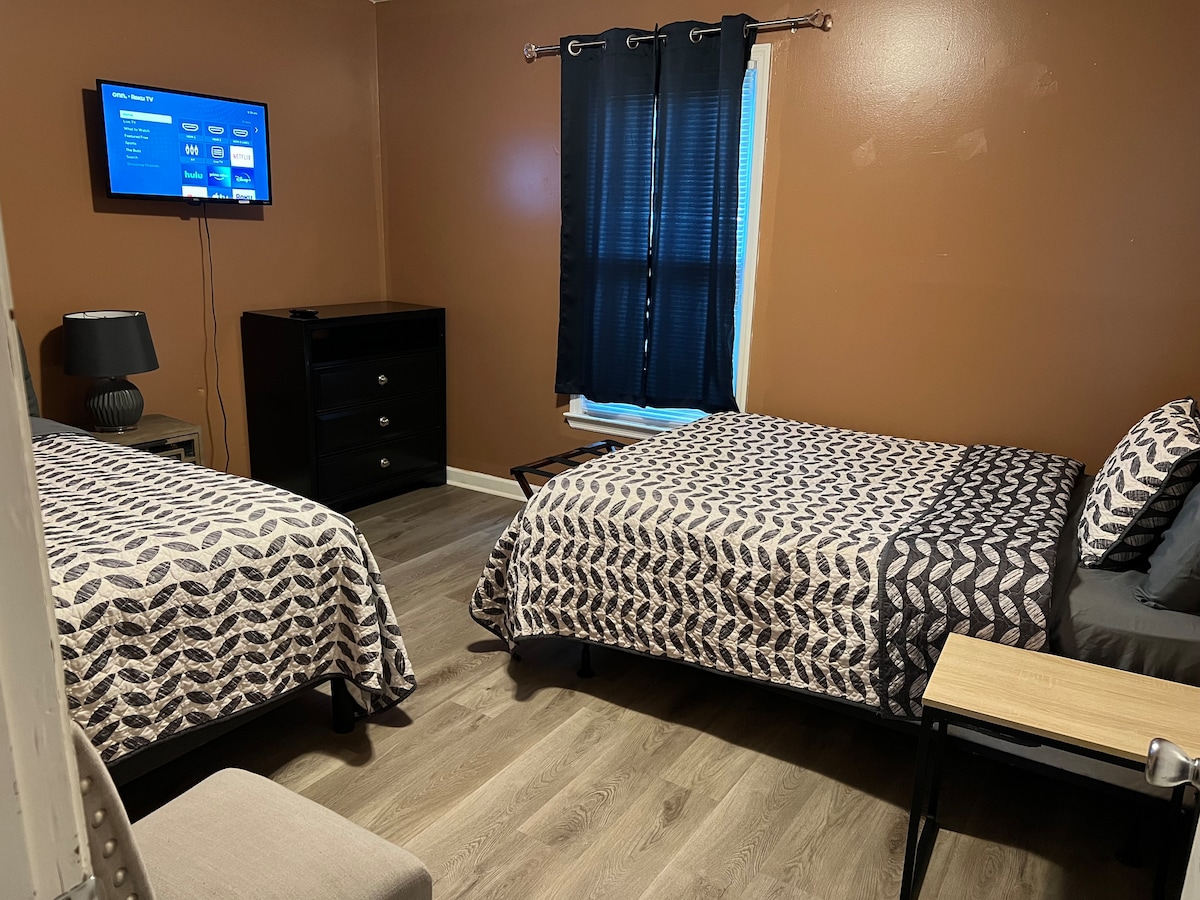 2 camas de tamaño completo y 32 pulgadas de TV