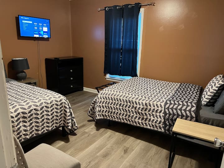 2张全尺寸床， 32英寸电视