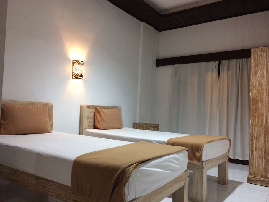 Room with twin bed