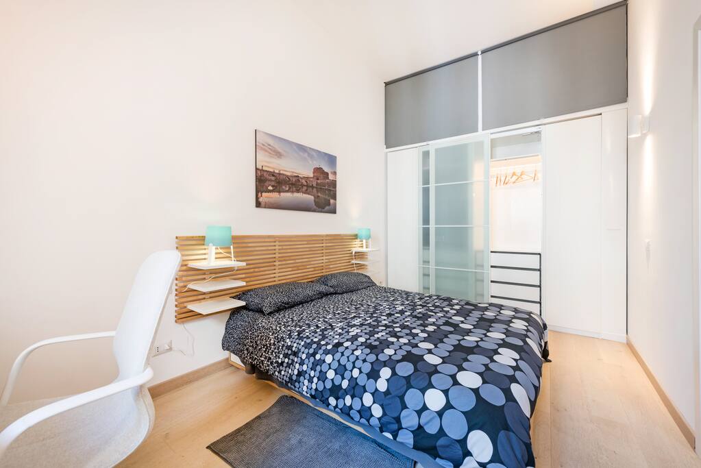 Double bedroom with closet