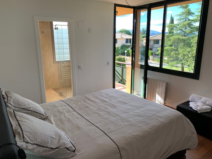 Chambre suite #1 donnant sur l’avant de la maison. Elle comporte une salle d’eau WC (douche à l’italienne privative). 
Balcon privatif et vue sur le Canigou et les Pyrénées. 