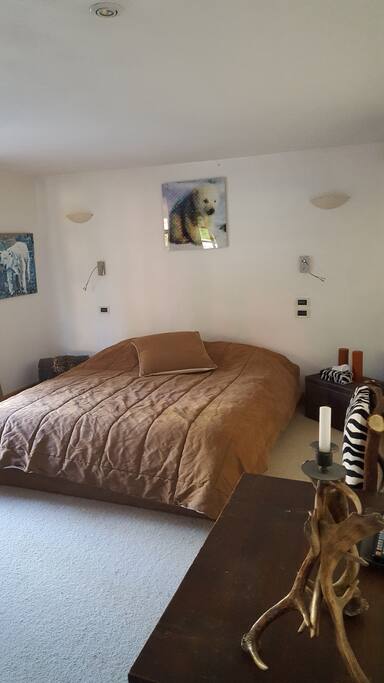 Une des 12 chambres du chalet pouvant acceuillir 34 personnes .chambre simple .double.triple.quadruple et dortoir selon demande .