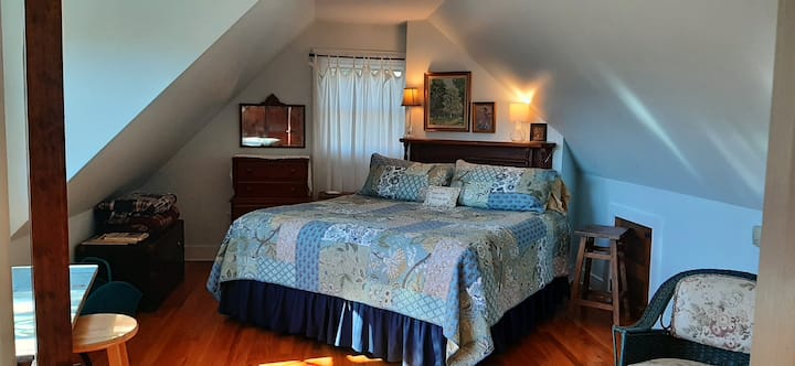 Posteľ veľkosti King vo veľkej spálni na poschodí 