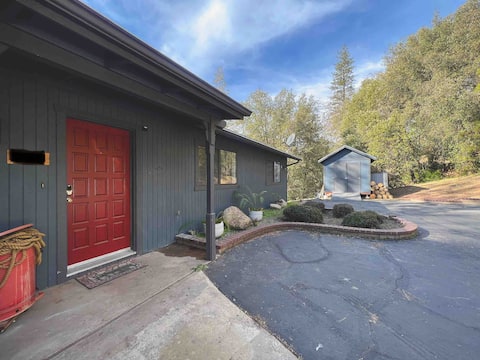 Mariposa Cozy Creek Cabin - hot tub/game room/EV