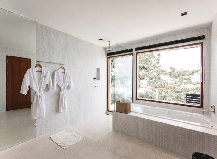 Bath tub