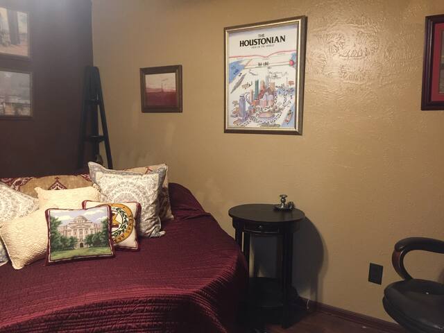 Aggie Maroon Bedroom – King with Spacious Bath gallery image 2