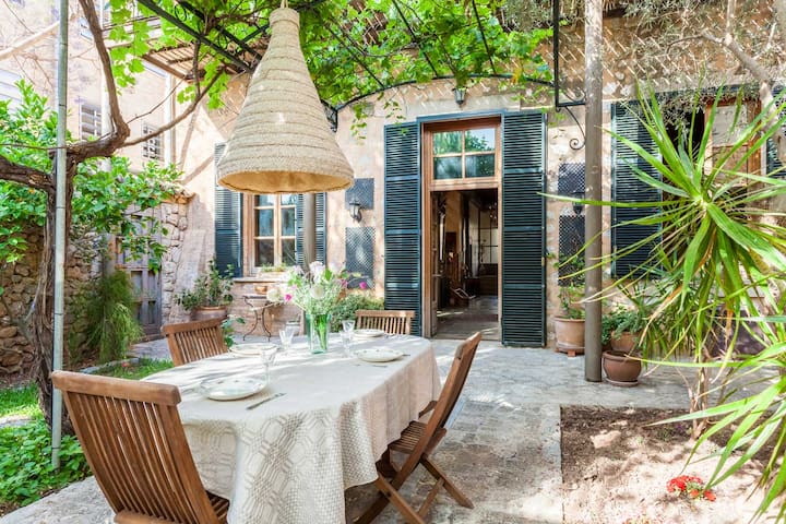 Stunning loft style house 5 mins from the square