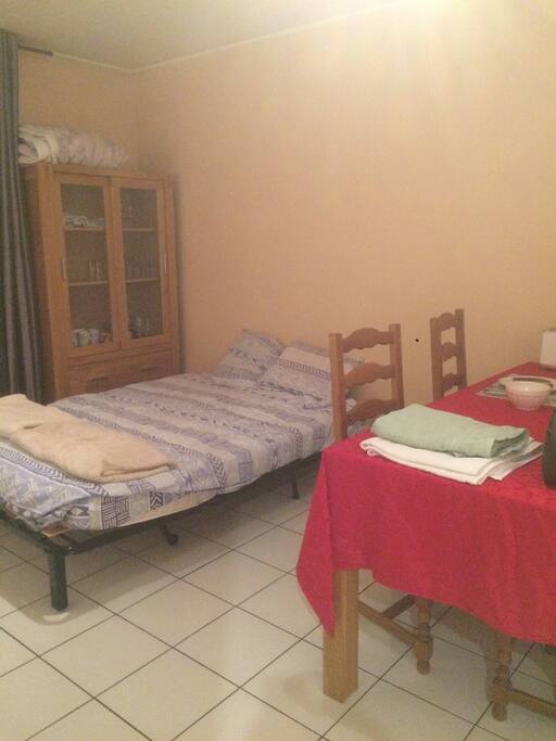 Votre chambre (18m2)
Les draps et serviettes sont évidemment changés entre chaque voyageur et lavés à 90 degrés!