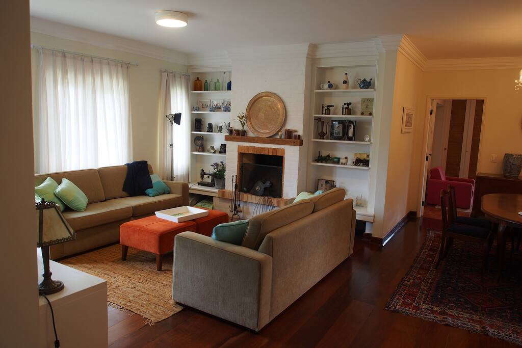 Sala de estar com lareira...