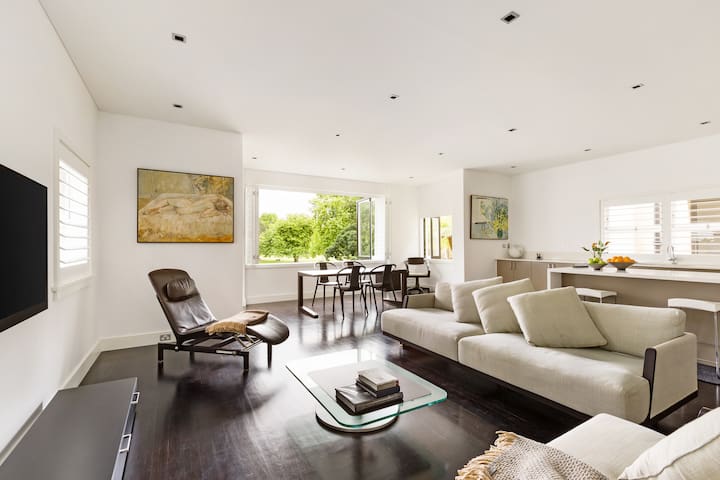 PARKSIDE PERFECTION- Luxury exec style residence