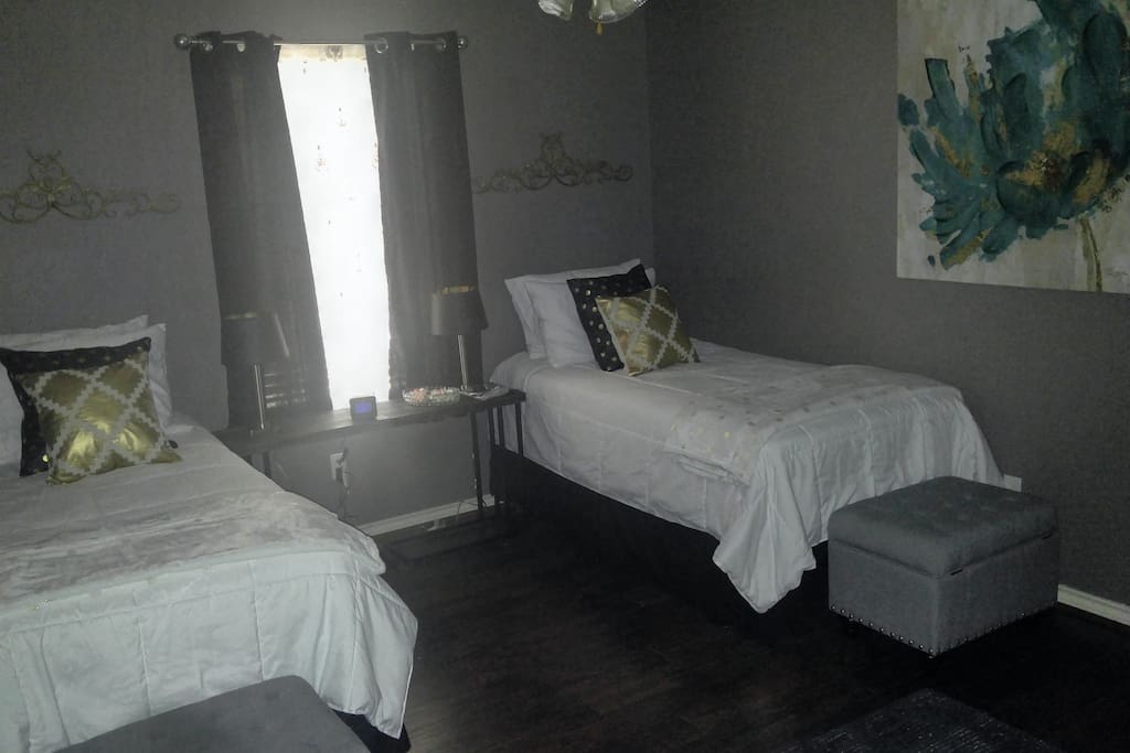 THIS LISTING ONLY: Snappy Casual room with two twins that can convert into a king bed on request!