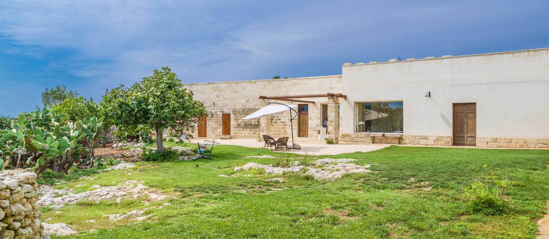 Falcon Home –Villa with Pool 10 Minutes from Lecce gallery image 2