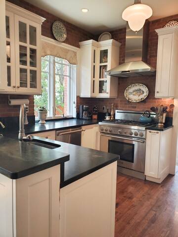 Luxury Home & Garden Gourmet Kitchen & Yoga Studio gallery image 5