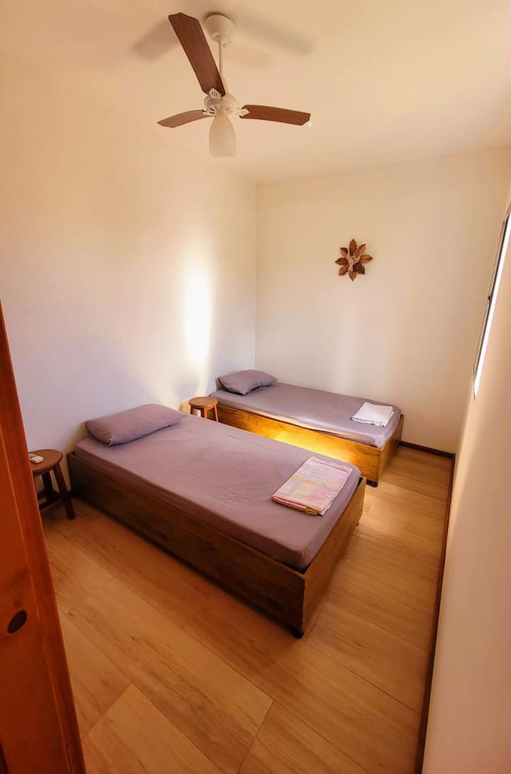 Was 2 angeht - zwei Einzelbetten, einen Deckenventilator mit Fernbedienung und einen Kleiderschrank. 