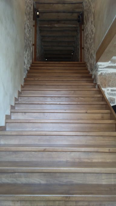 Escalier en chêne d'accès aux gîtes