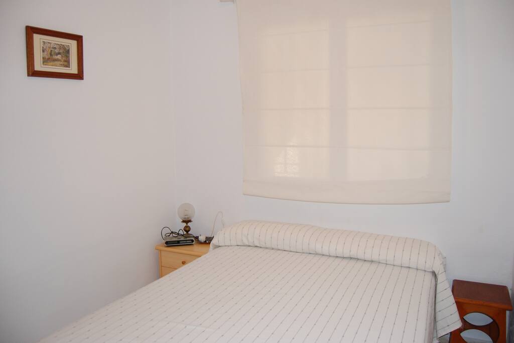 Dormitorio con cama de matrimonio