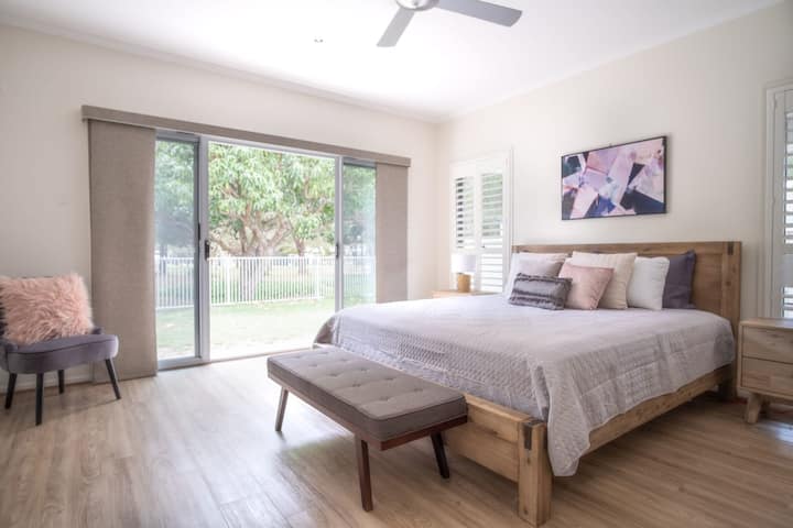 宽敞的主卧可通往户外。