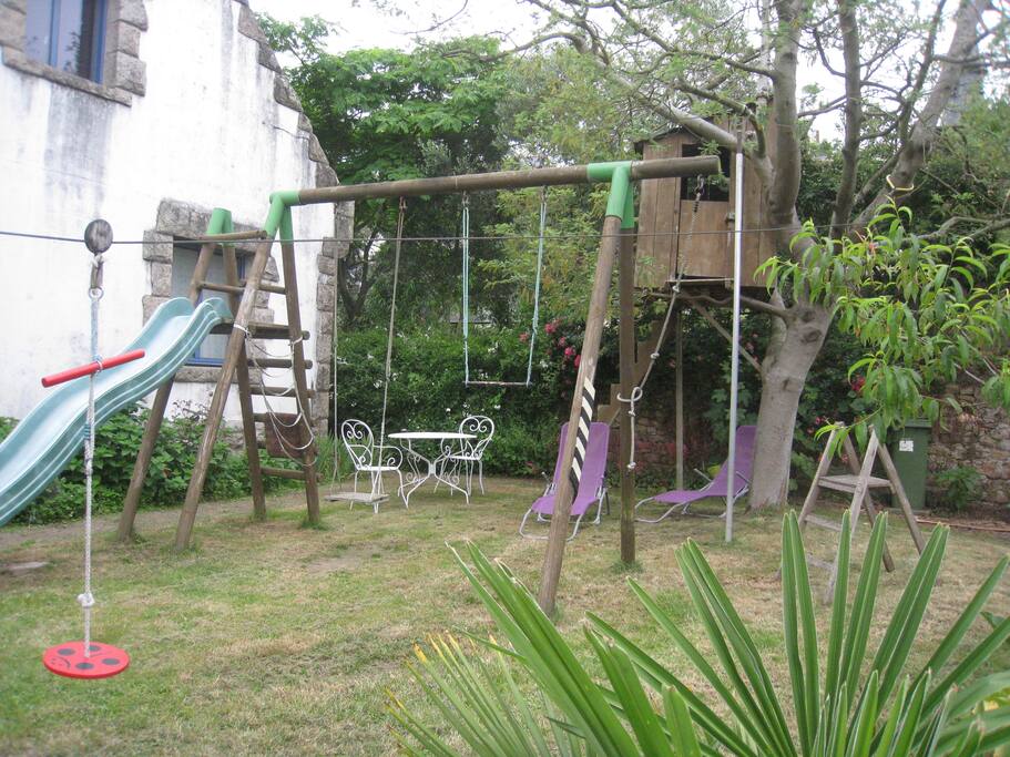 jardin clos avec jeu pour les enfants