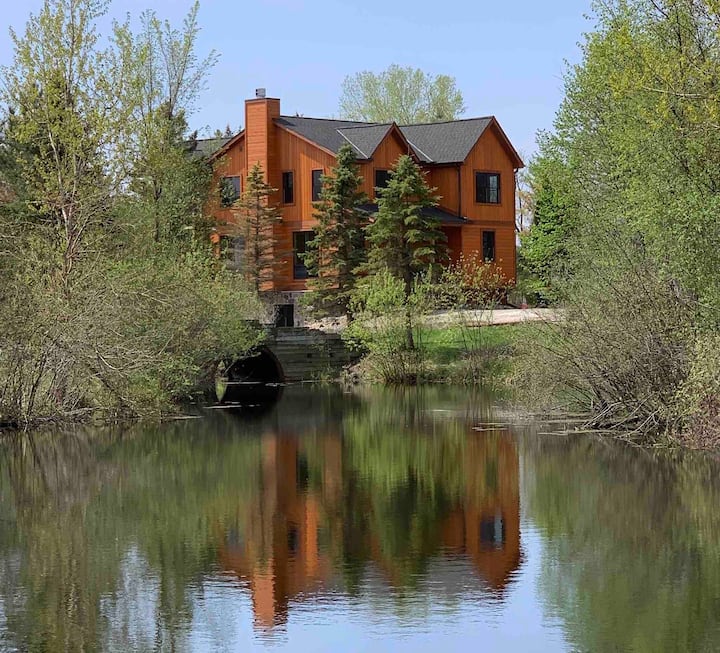 Luxurious, private waterfront retreat. 50-acres!