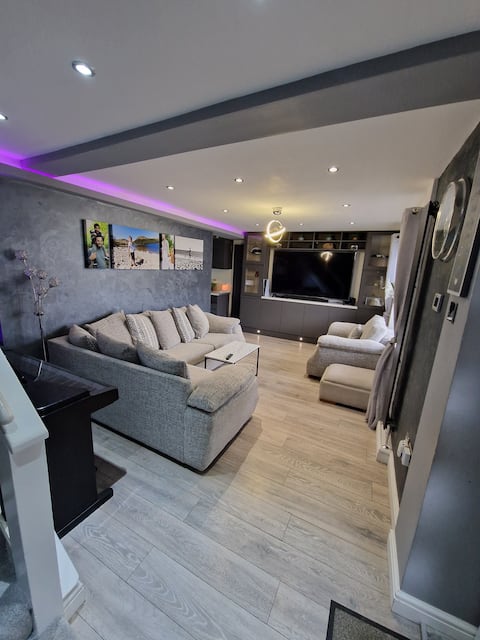 Top performing Airbnb: Close to town, hot tub retreat! in Mansfield