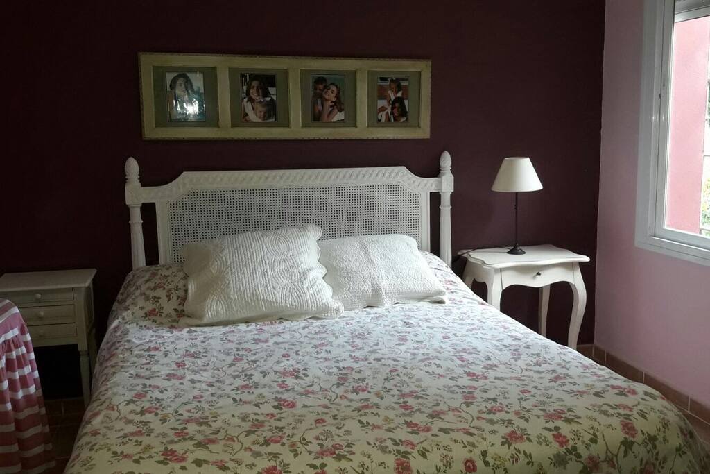 Habitación de matrimonio con encanto campestre.