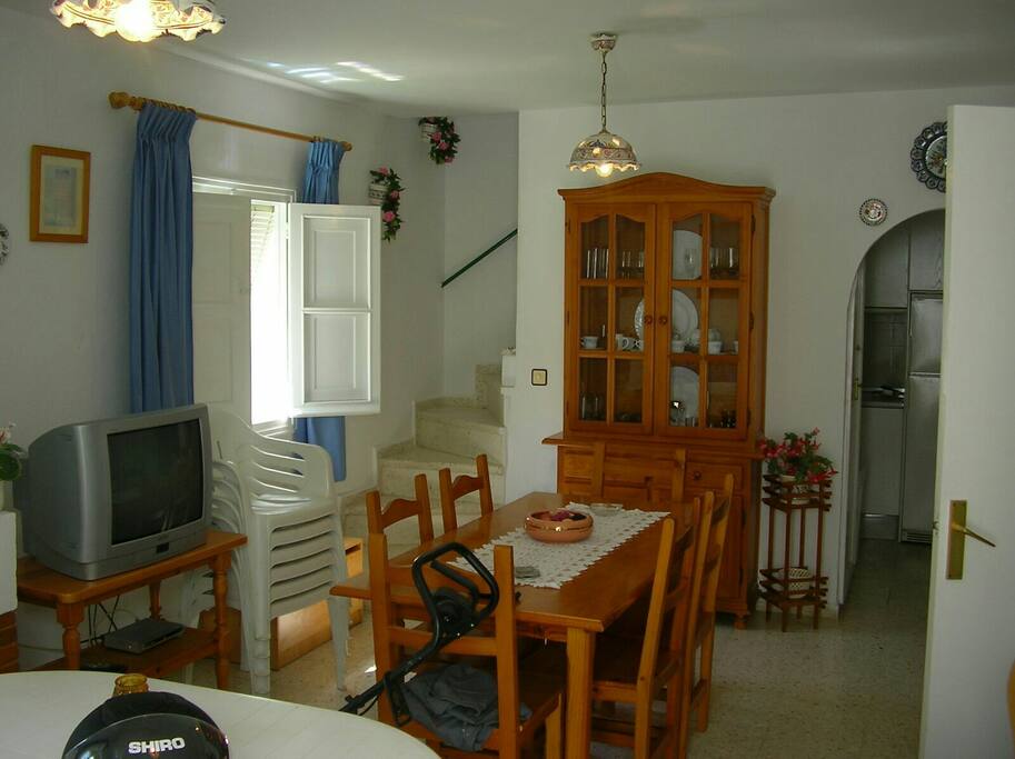 Este es el salón con sofá cama y la cocina y patinillo al final a la derecha 2 habitaciones y un cuarto de baño