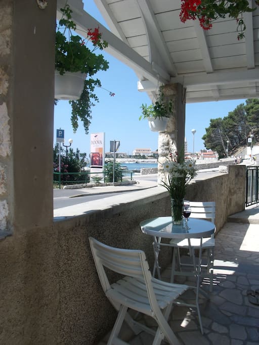 Vue de la maison sur la vieille ville et sur la mer
