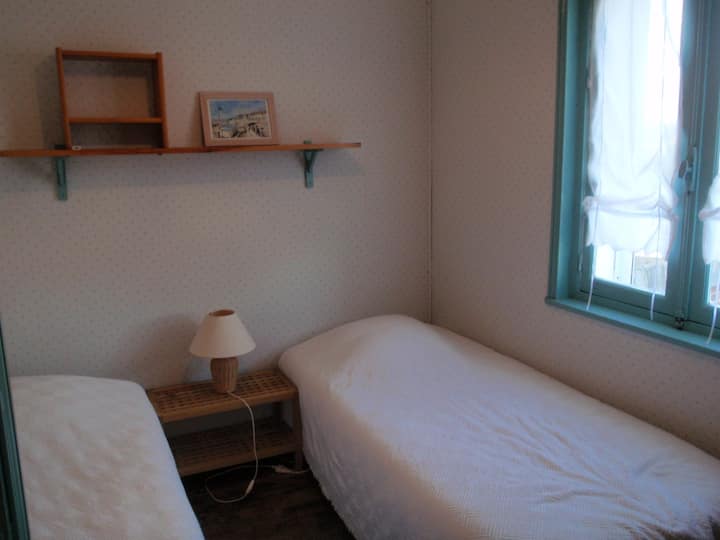 chumba cha kulala 4 na vitanda viwili vya mtu mmoja 