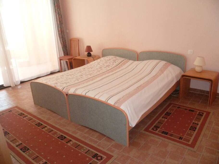 Grande chambre avec dressing et 2 lits jumeaux séparables donnant sur la terrasse et la piscine