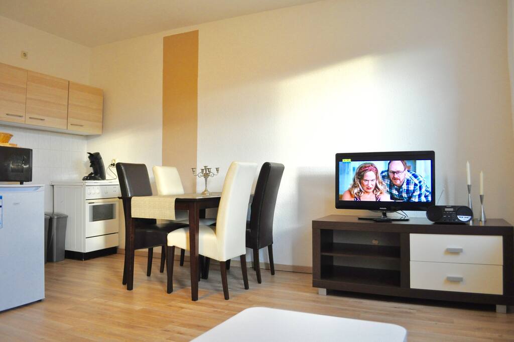 Wohnzimmer mit offener Küche