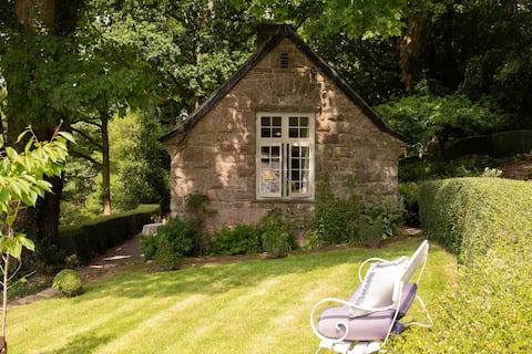 Peaceful Stone Cottage among fabulous gardens