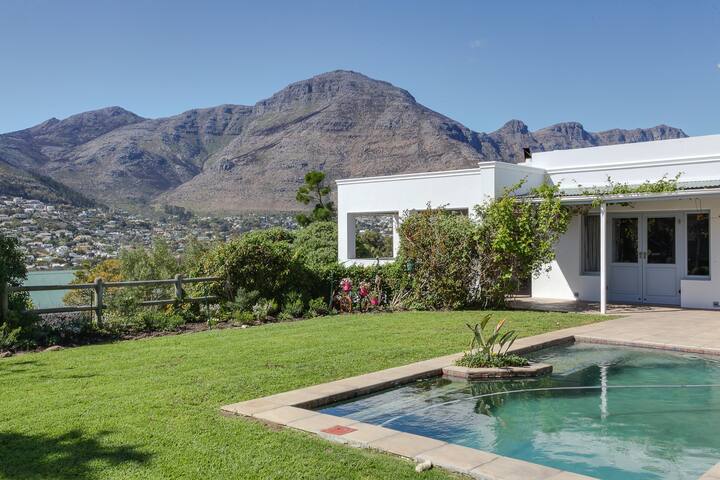 4 Bedroom Luxury Accommodation in Hout Bay gallery image 5