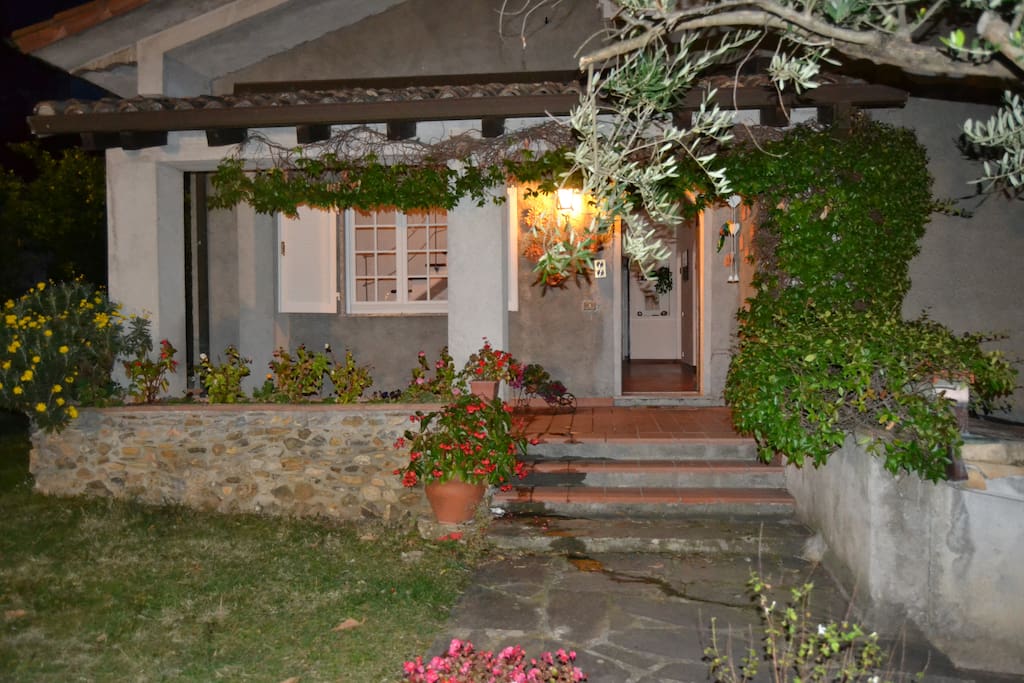 L'ingresso (notturna)