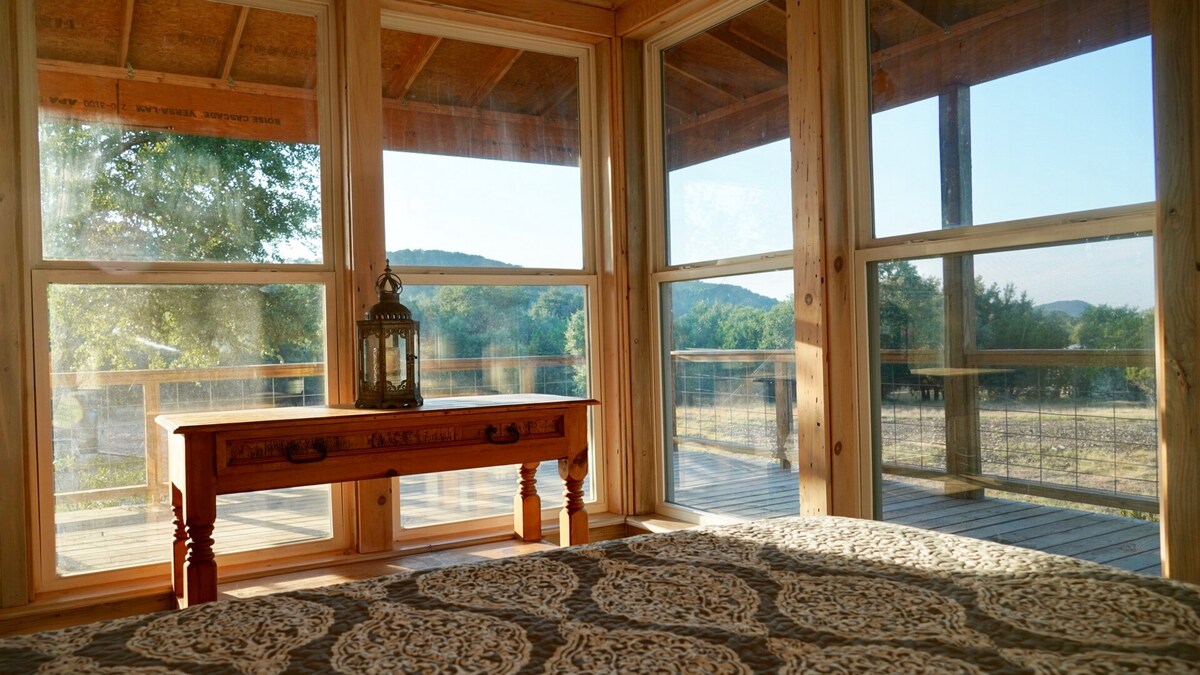 ¡Despierta y disfruta de esta vista de Hill Country desde el dormitorio delantero!