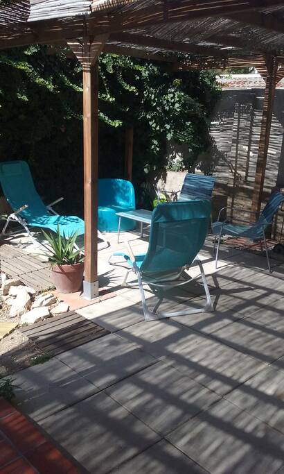 La terrasse équipée plein sud sous grande pergola