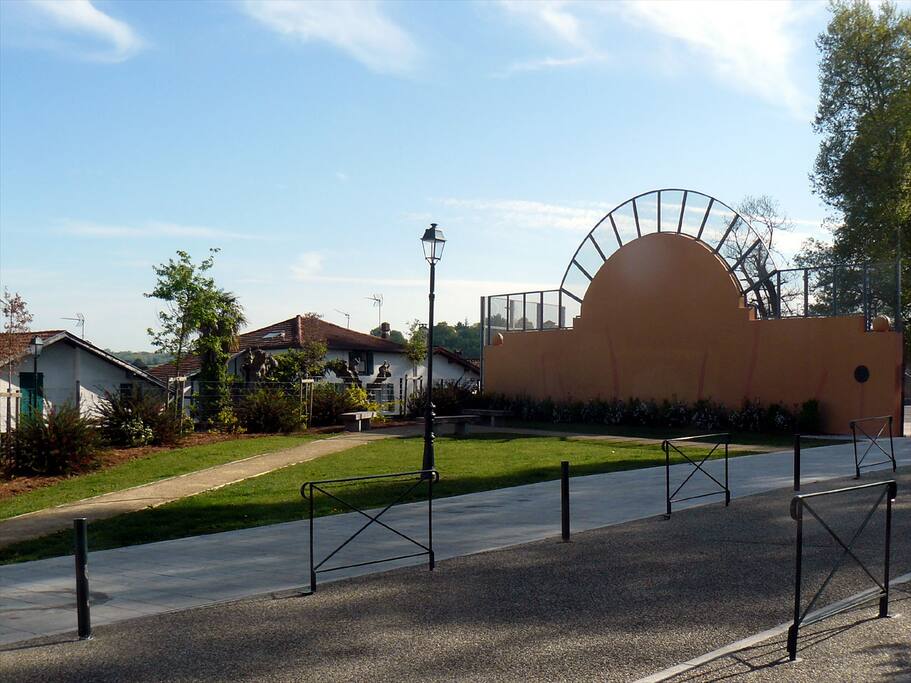 Le Fronton à quelques pas de la résidence