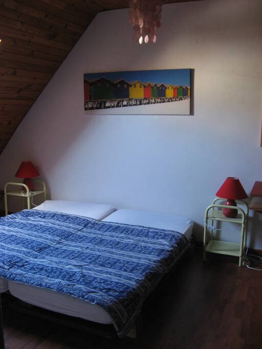 Chambre à l'étage avec ses lits jumeaux