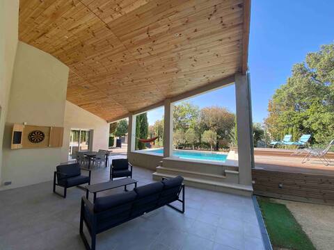 Large contemporary villa in Grignan