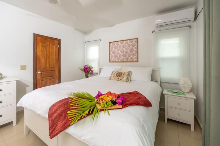 El dormitorio principal tiene una cama tamaño king con baño privado.