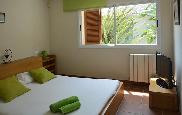 חדר שינה עם מיטת קווין סייז, חדר רחצה צמוד ומיזוג אוויר, טלוויזיה.
חדר שינה עם מיטת קווין סייז, סוויטת חדר רחצה, מזגן, טלוויזיה . ממוקמת בקומה הראשית. עם חלון גדול. מעוצב היטב ונוח.