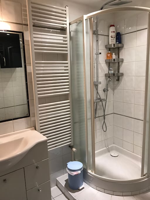Salle de bain avec douche fermé