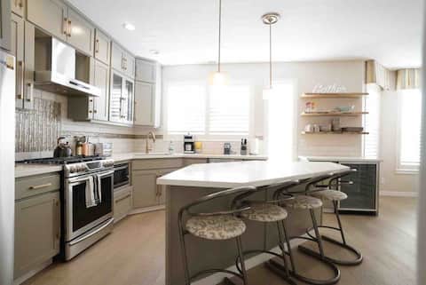 Gorgeous Lake Front Home, Central Location