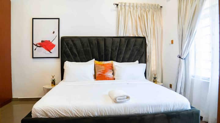 חדר שינה 3: מיטת קווין סייז אולימפית עם טלוויזיה חכמה 45 אינץ'