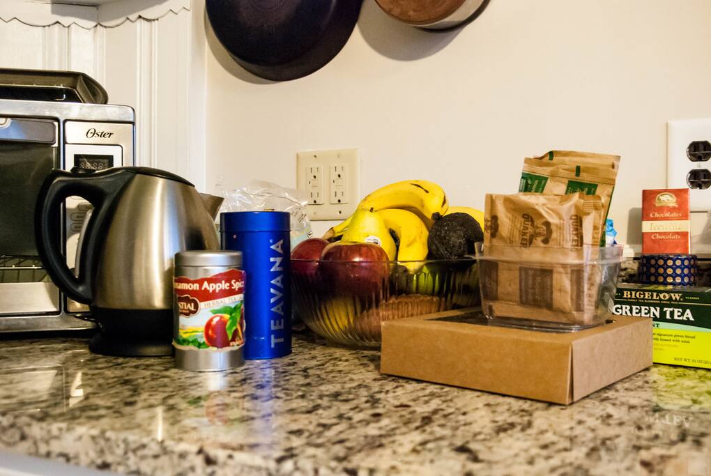 Light breakfast available: coffee, tea, fruit, bread/pastry, and oatmeal.