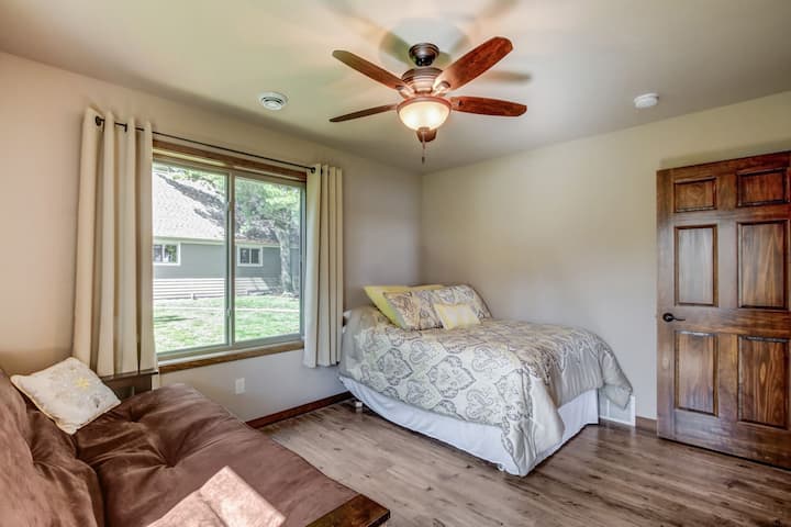 卧室配有标准双人床和全套日式床垫。