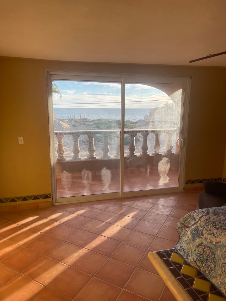 从楼上主卧可欣赏主卧滑动玻璃景观 