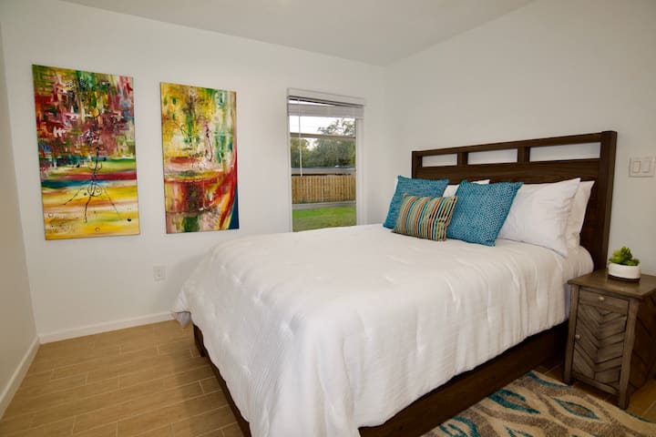 Chumba cha 2 cha kulala kilicho na kitanda cha ukubwa wa malkia. 