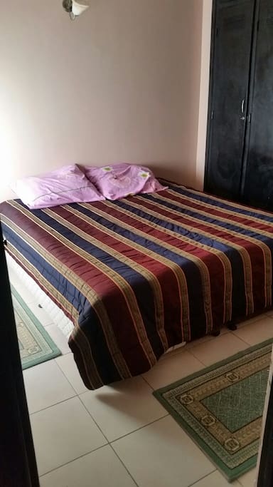 chambre à coucher avec TV