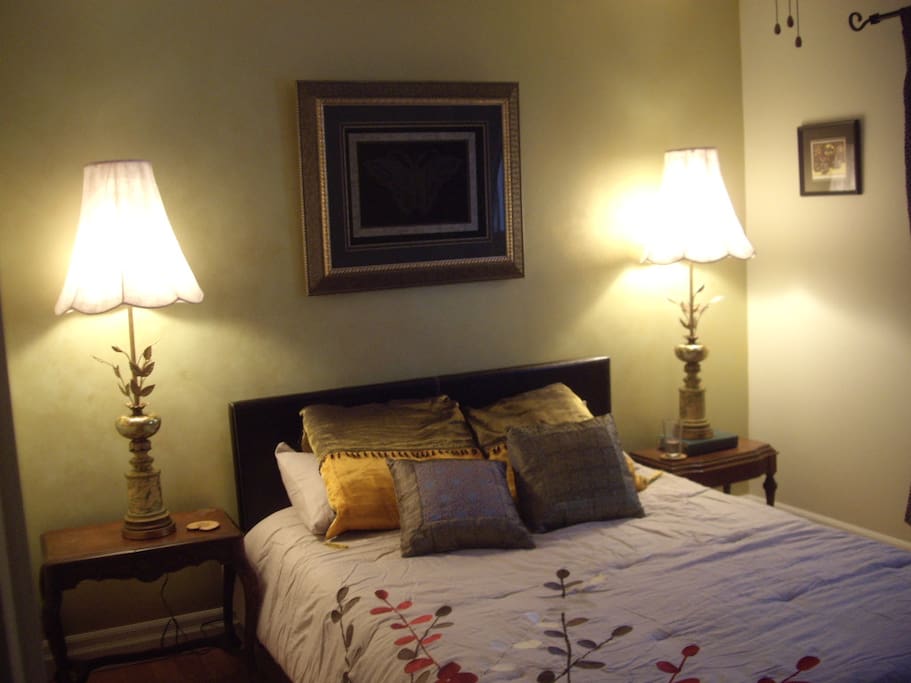 The Sun Room, Queen bed