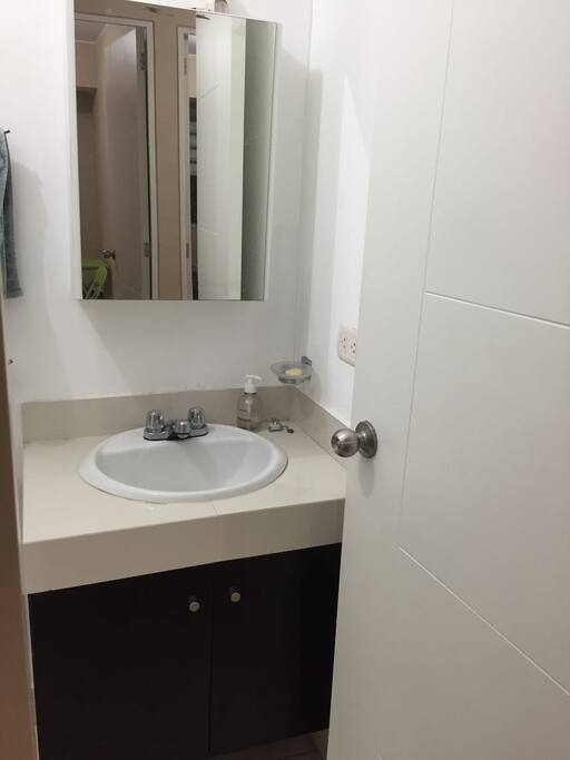 Bathroom for guests. Baño de los huéspedes.